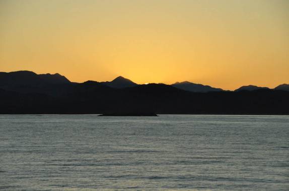 O exato momento do nascer-do-sol na Inside Passage, chegando à Port Hardy, na Vancouver Island, no Canadá